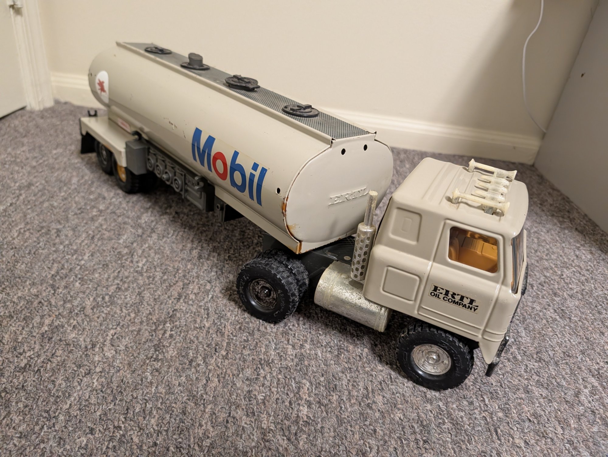 Ertl Mobil Oil Tanker Semi Truck Diecast Toy 1980s Vintage Pegasus Trailer Set