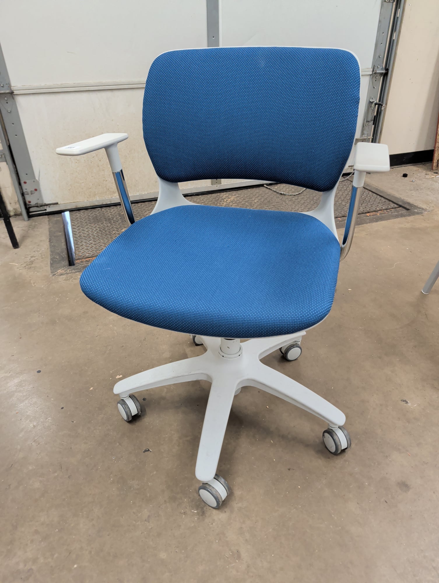 Lacasse Quaadro Task Chair Blue Fabric White Frame Rolling